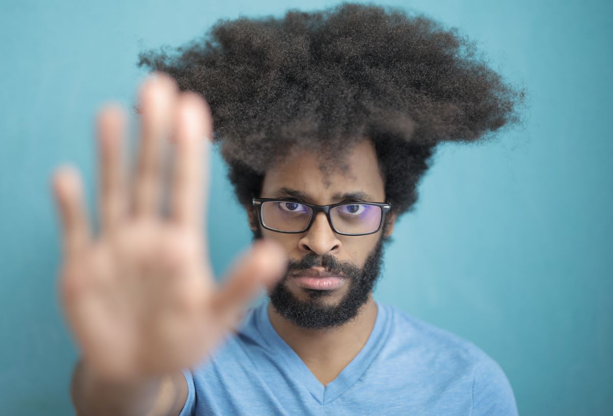 L'image représente un homme qui ne souhaite pas continuer à se faire harceler et qui cherche des solutions.