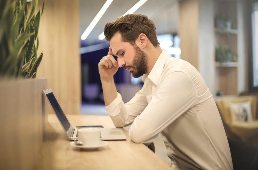 L'image représente un salarié sous CDD