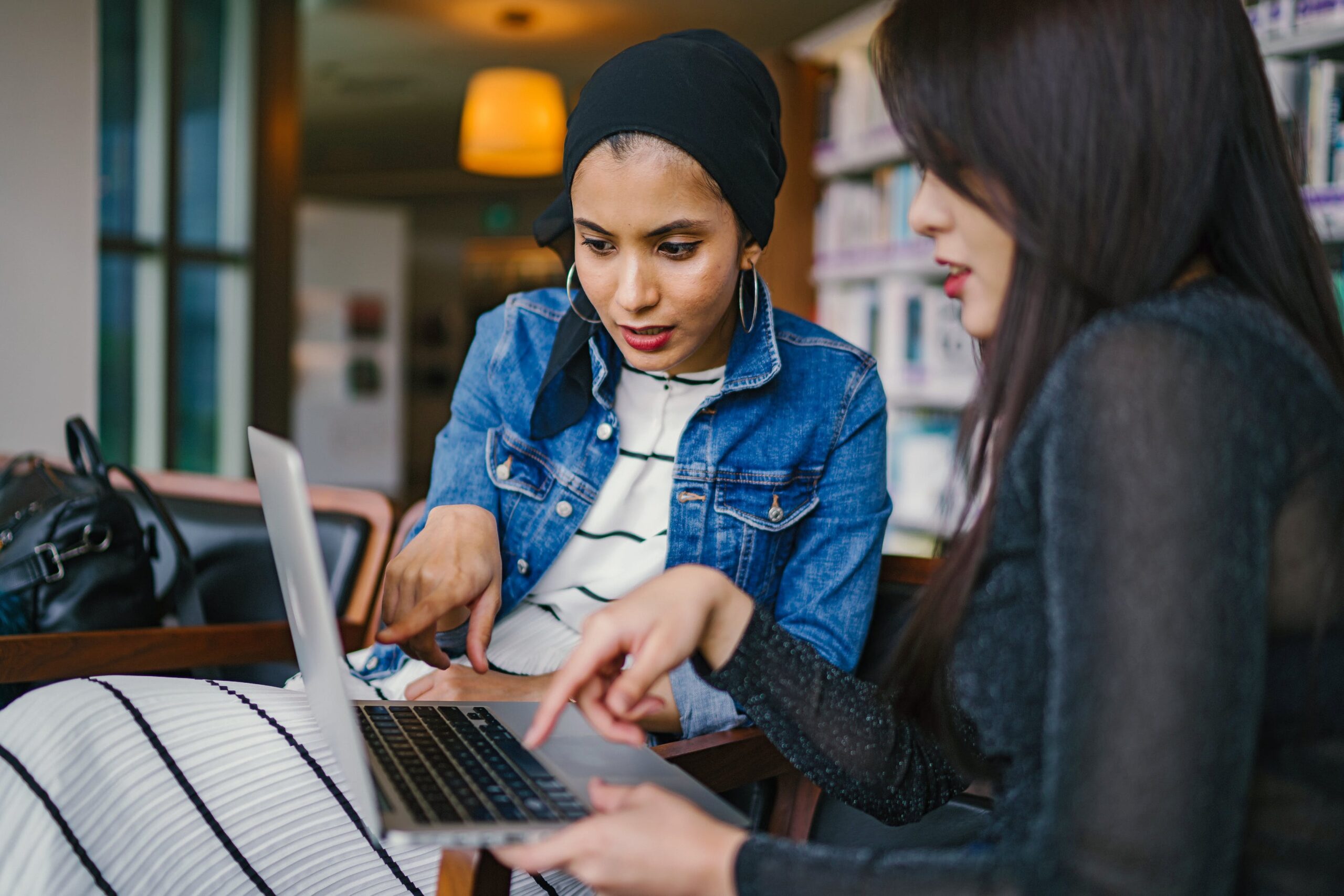 L'entretien préalable au licenciement permet à l'employeur et au (ou à la) salarié(e) de discuter, ensemble, des motifs de licenciement.