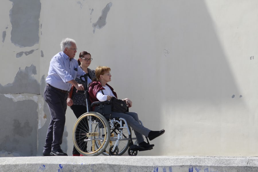 L'image représente un handicapé