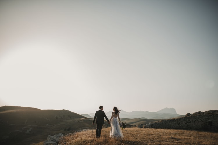 Le devoir de secours entre époux est une obligation qui découle des liens du mariage. Il impose, aux époux, une obligation d'entraide matérielle et financière.