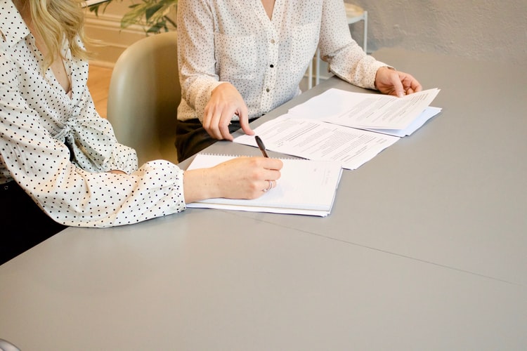 Contrairement aux idées reçues, il n'existe pas, à proprement parler, de formulaire officiel à remplir pour demander un divorce. La demande de divorce est rédigée par votre avocat qui peut formuler la demande à sa manière.