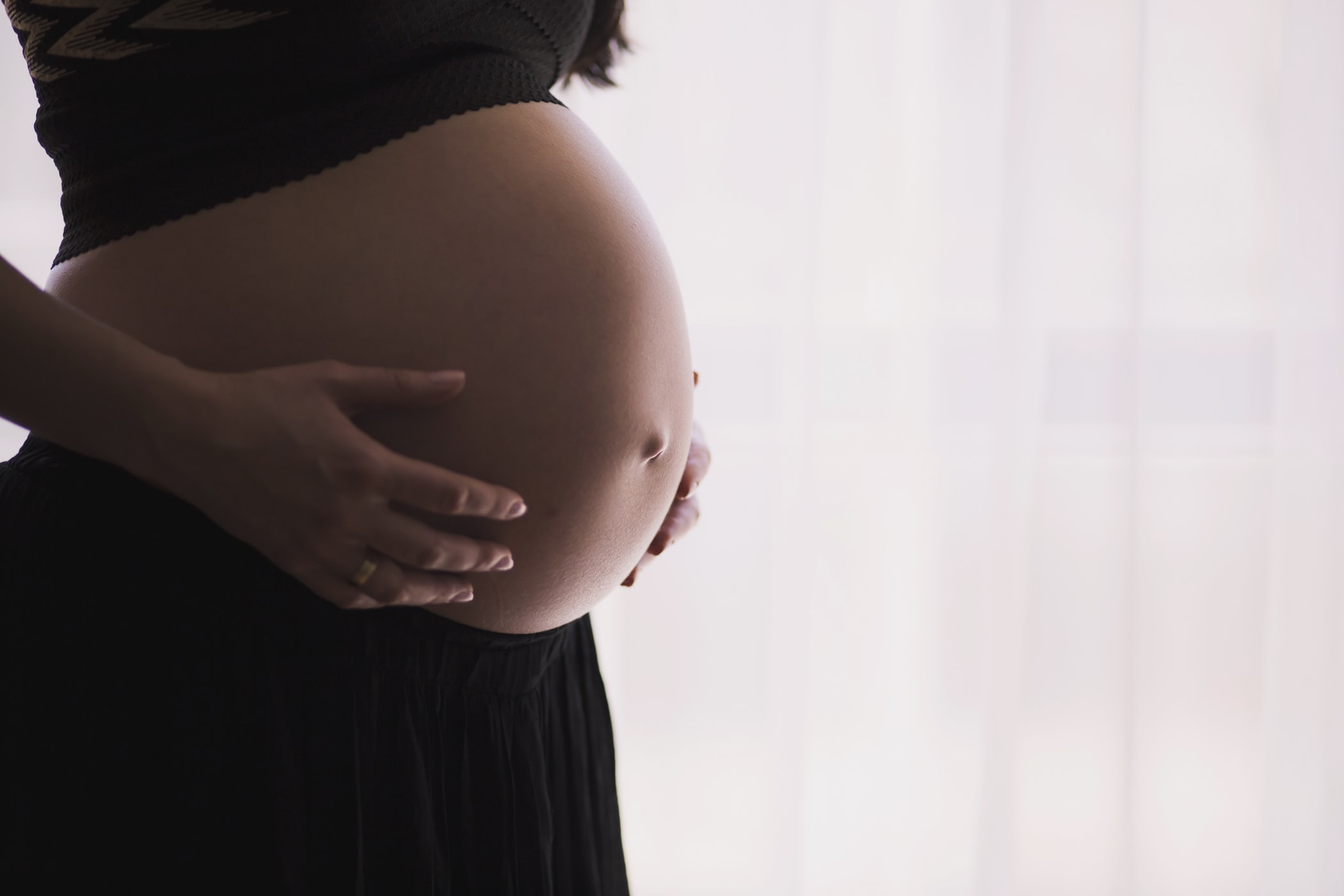 Cette femme enceinte représente le recours à la PMA