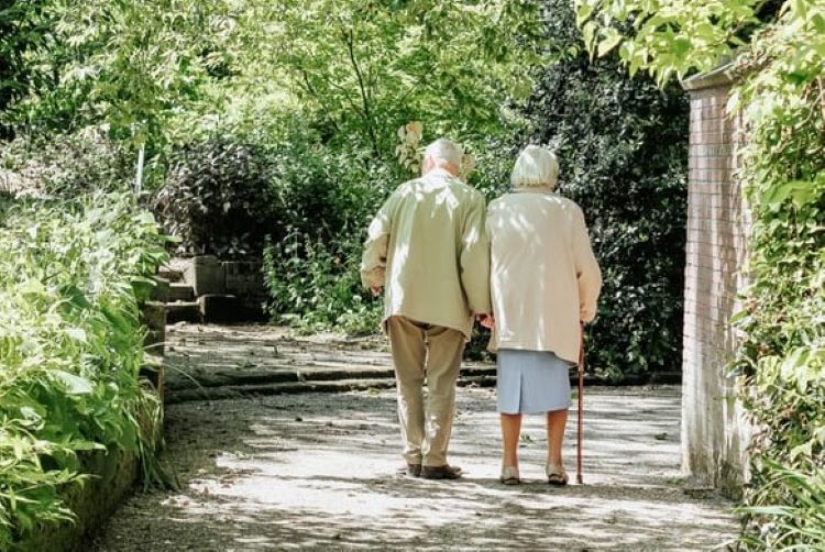 En cas de décès d'un(e) assuré(e), le conjoint survivant, peut, sous certaines conditions, percevoir une pension de réversion.