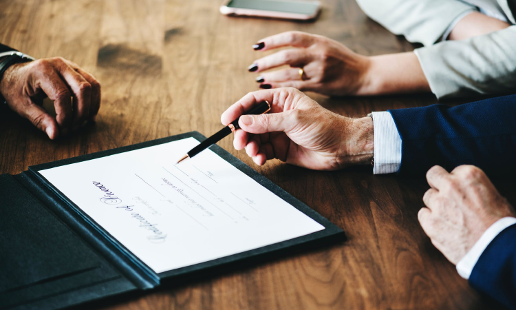 Les mains représentent une couple qui d'un commun accord divorce sans l'intervention d'un juge.