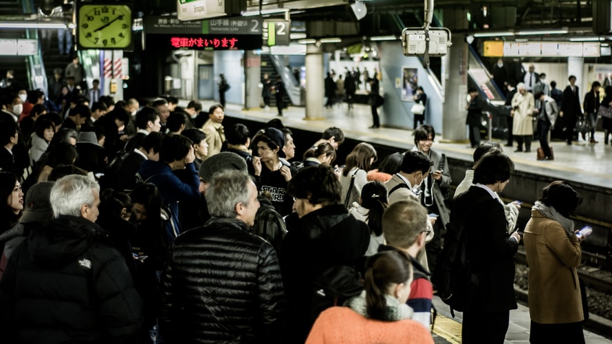 Le Gouvernement ou le préfet peut ordonner la réquisition des grévistes et obliger les grévistes à maintenir leurs activités, à rejoindre un poste déterminé ou encore à fournir certains services afin d’assurer la continuité du service public.