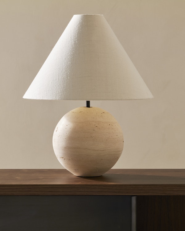 https://www.datocms-assets.com/73087/1668686416-arrow-table-lamp_1.jpg