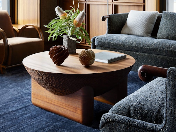 https://www.datocms-assets.com/73087/1670161538-skl-mahogany-dhdarchitects-david-howell-steffani-aarons-photo-davidmitchell_louiseliljencrantz.jpg