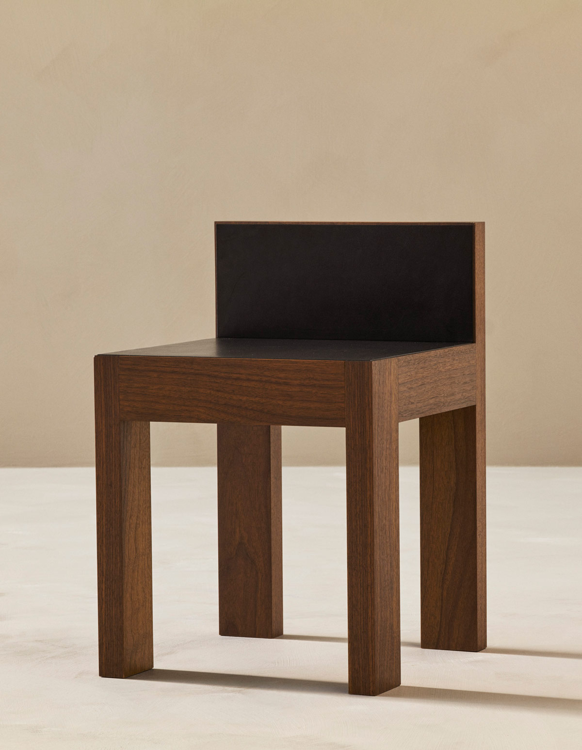 https://www.datocms-assets.com/73087/1670517310-strict-small-stool-walnut-classic_1.jpg