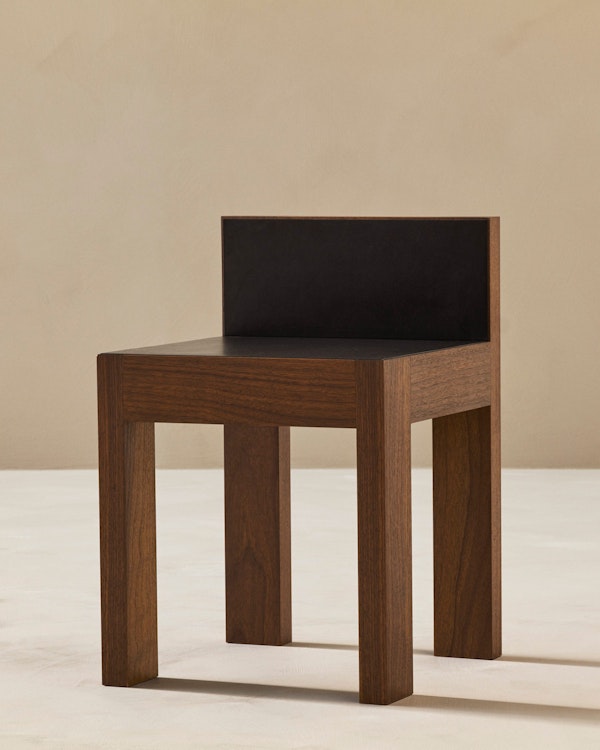 https://www.datocms-assets.com/73087/1670517310-strict-small-stool-walnut-classic_1.jpg
