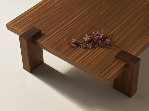 https://www.datocms-assets.com/73087/1670835965-hug-table-mahogany-classic_2.jpg