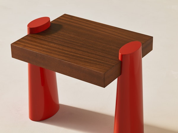 https://www.datocms-assets.com/73087/1672312407-baby-e-side-table-mahogany-classic_2-kopia.jpg