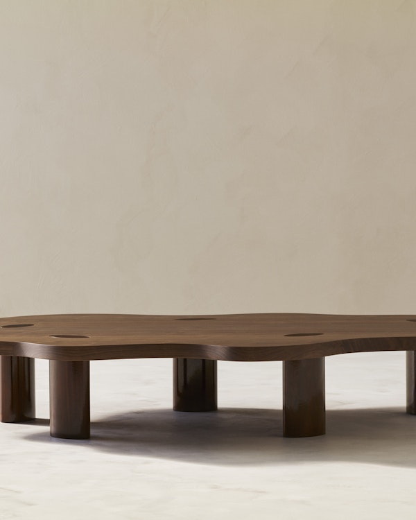 https://www.datocms-assets.com/73087/1672312413-cloud-table-walnut-classic_1-kopia.jpg