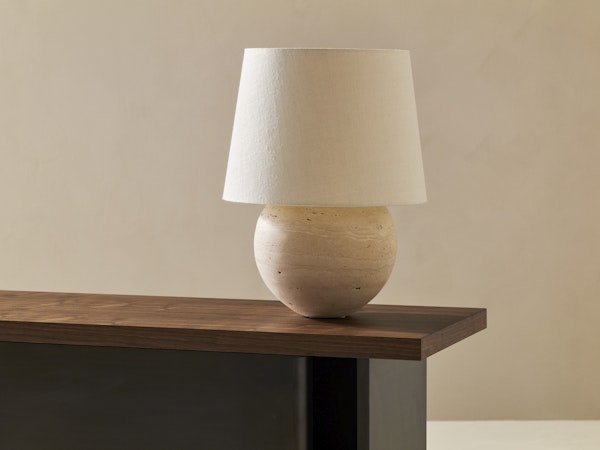 https://www.datocms-assets.com/73087/1672312560-frank-table-lamp_1-kopia.jpg