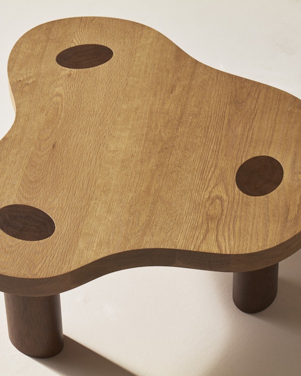 https://www.datocms-assets.com/73087/1672312593-mini-cloud-table-oak-classic_1-kopia.jpg