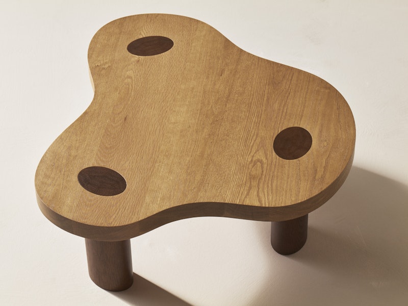 https://www.datocms-assets.com/73087/1672312593-mini-cloud-table-oak-classic_1-kopia.jpg