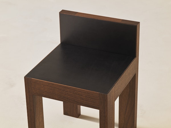 https://www.datocms-assets.com/73087/1673962367-strict-small-stool-walnut-classic_2.jpg