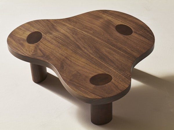 https://www.datocms-assets.com/73087/1673964365-mini-cloud-table-walnut-classic_1.jpg