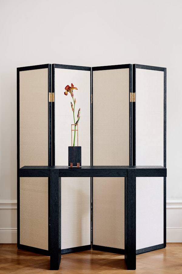 https://www.datocms-assets.com/73087/1748866672-single-stem-vase-crush-console-table.jpg