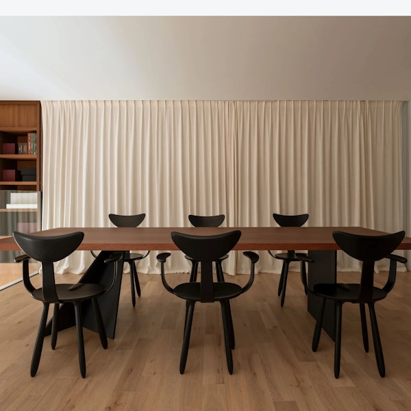 https://www.datocms-assets.com/73087/1761131753-invisiblecollectino_louiseliljencrantz_dartdiningtable_hover-jpg.webp