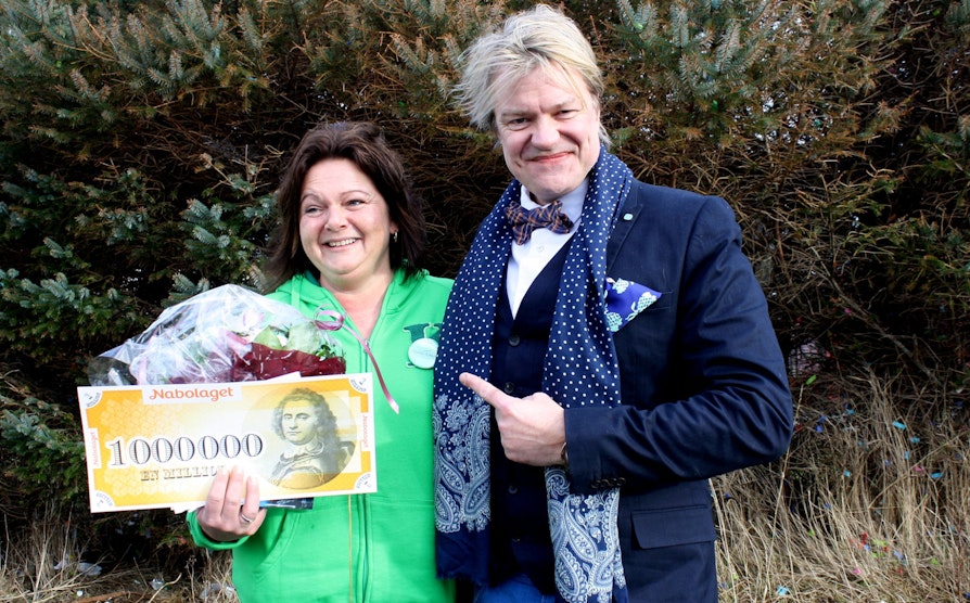 Hanne Torunn Vea fra Karmøy vant 1 million kroner i Nabolagets kampanjetrekning. Her har hun nettopp blitt overrasket av Alex Rosén den 10. februar 2015. MÅ IKKE PUBLISERES FØR 13.02.15 KL: 20.00