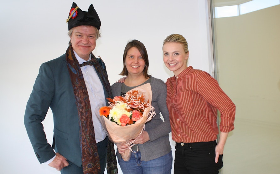 Ingunn Moen fra Trondheim ble den hemmelige vinneren i Nabolaget-trekningen 13. februar 2015. Her har hun nettopp blitt gratulert av Alex Rosén med 1,1 millioner kroner. Programleder Marthe Sveberg Bjørstad gratulerer også. SPERREFRIST FREDAG 20. FEBRUAR KL. 20.00.