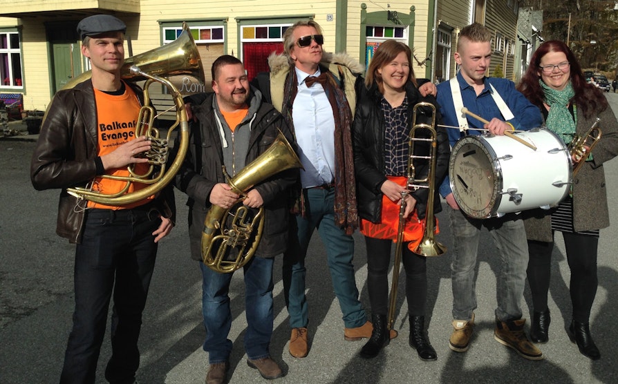 Alex Rosén og musikantene som skal hjelpe til ved vinnergratulasjonene i Evanger i Hordaland. Nabolaget i Evanger vant i Nabolaget den 20. mars 2015.
