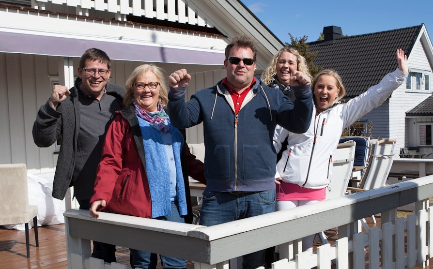 Jubelfest da vinnerne i Nabolaget møttes på Ridabu. Fra venstre: Nicolaas Alexander Kippebroeck, Aud Jorun Lødemel, hovedvinner Ove Nordahl, Liv Jane Rogstad og Marit Engebakken Moberg.