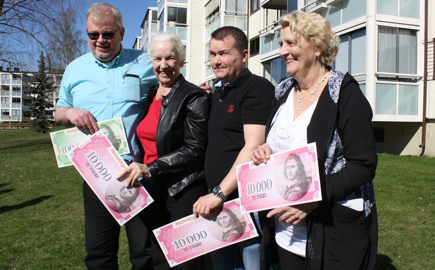 Alf Roar Brovoll (52), Aud Marit Skog (83), Preben Bäckstrøm (39) og Irene Aabø (71)  fra Lørenskog kan alle juble etter å hatt besøk av Nabolaget denne uka.