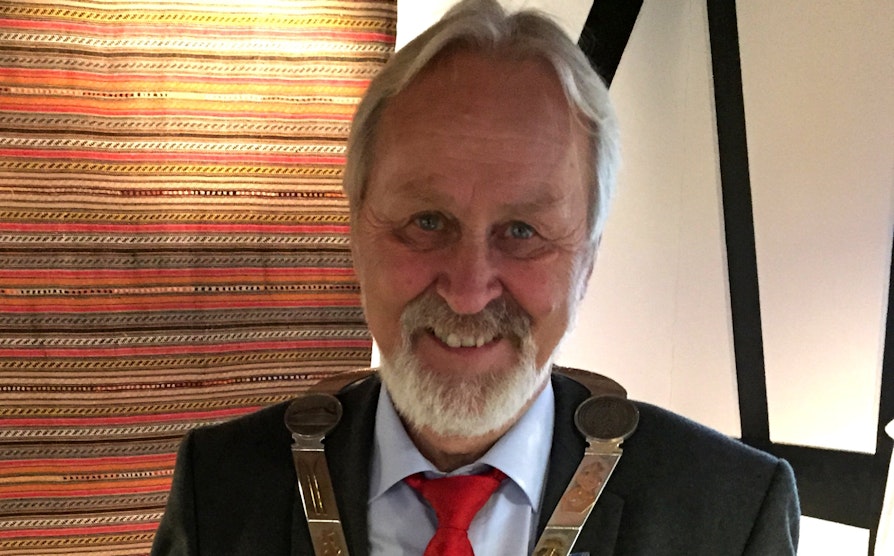 Ordfører Terje Bråthen i Modum kommune var med som Alex Roséns gratulasjonsassistent da nye Nabolaget-vinnere skulle gratuleres i nettopp Modum.
