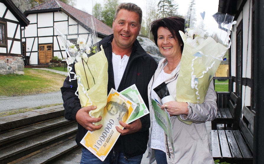 Morten og Inger Sire fra Åmot i Modum tok storeslem i Nabolaget. Morten hadde kjøpt fem lodd - og vant 1,4 millioner kroner. Inger hadde kjøpt ett lodd og vant 100.000 kroner. Her har de blitt gratulert av Alex Rosén og Norsk Tipping.