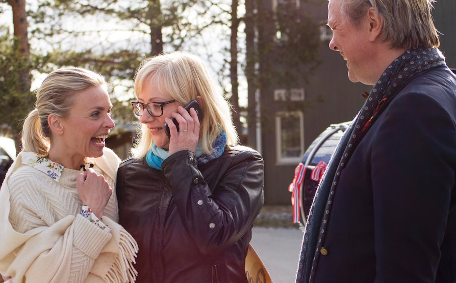 Gro Martine Pettersen ringer datteren sin etter at hun har fått beskjeden om at hun har vunnet 1 million i Nabolaget.