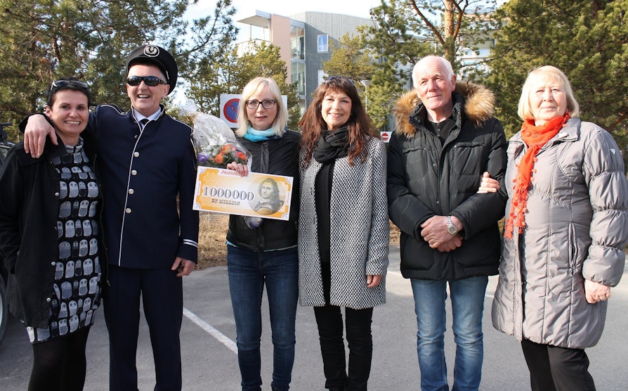 Gro Martine Pettersen (midten med sjekk) vant 1 million kroner i Nabolaget. Samtidig vant naboene Bente Suhr (f.v.), Erling Andreassen, Gunn Britt Mikkelsen og Kjell Tormod Johnsen og Anne Marie Johnsen 100.000 kroner hver.