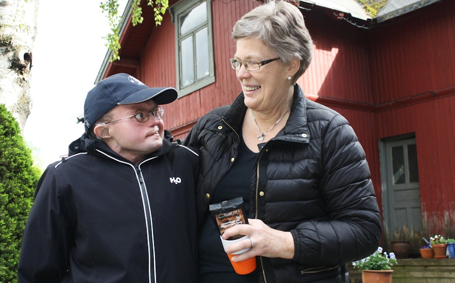 Bjørn Håkon Løchen og hans mor Tone Løchen fra Oslo vant 100.000 kroner hver i Nabolaget.