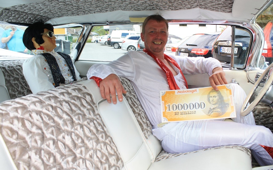Stein Bertil Jørgensen (47) fra Skotfoss i Skien vant 1 million kroner i Nabolaget. Han ble overrasket av Alex Rosén og Odd-spiller Frode Johnsen utkledd som Elvis.