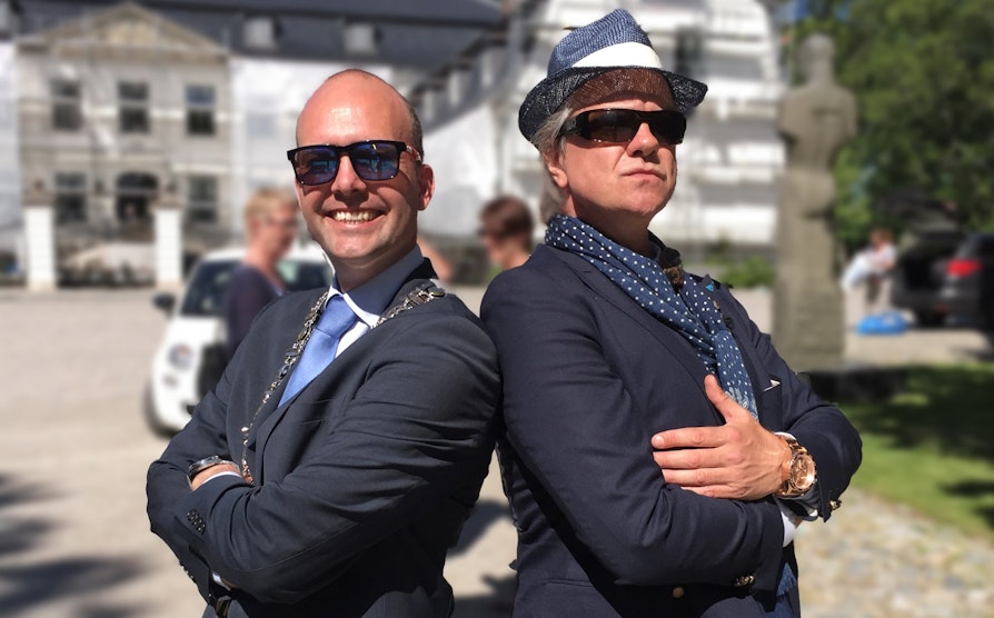 Ordfører i Sarpsborg Sindre Martinsen-Evje (Ap) og Nabolagets sjefgratulatør Alex Rosén er klar for å overraske en ny vinner.