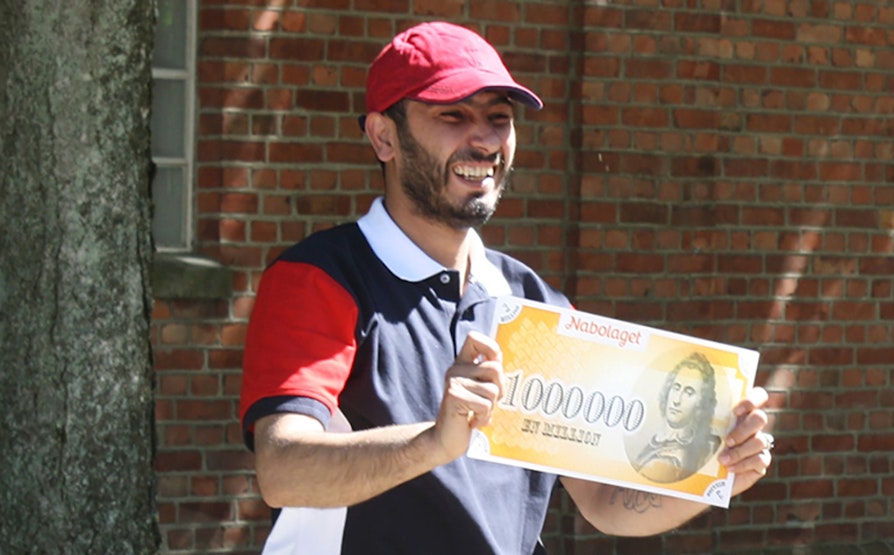 Dalgash Abdilhakim Sileman (29) kom til Norge fra Syria i 2009. Denne uka ble han overrasket med 1 million kroner i Nabolaget i sitt nabolag i Sarpsborg.