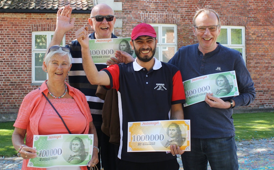 Dalgash Abdilhakim Sileman (29) kom til Norge fra Syria i 2009. Denne uka ble han overrasket med 1 million kroner i Nabolaget i sitt nabolag i Sarpsborg. Her er han med naboene sine som vant 100.000 kroner. F.v.: Unni Synnøve Jensen, Thor Erik Dahle og Steinar Johansen.