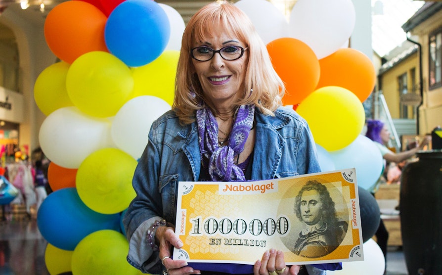 Aud Irene Ribe (65) fra Grønland i Oslo ble overrasket med en million kroner av Alex Rosén og Norsk Tipping.