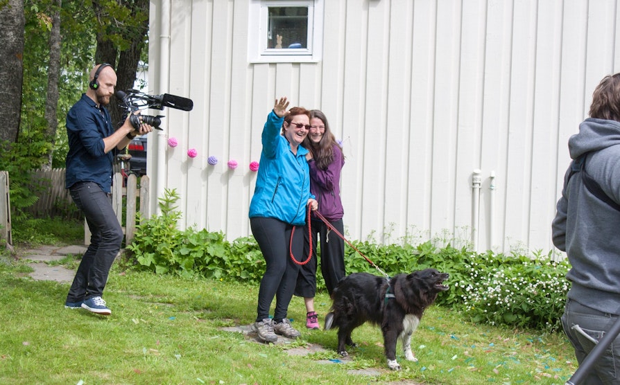 I øyeblikket Marit Larsen fra Tverlandet i Bodø forstår at hun har vunnet 1 million kroner i Nabolaget. Her sammen med venninnen Mette Dankertsen som var med på å lure Marit.