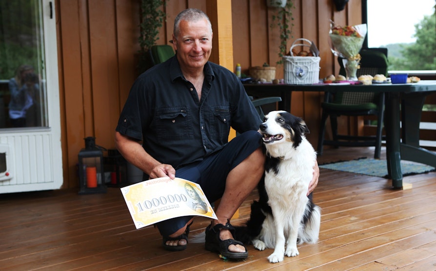 Millionvinner i Nabolaget Rolf Gunnar Edvardsen fra Fredrikstad med hunden Sally.