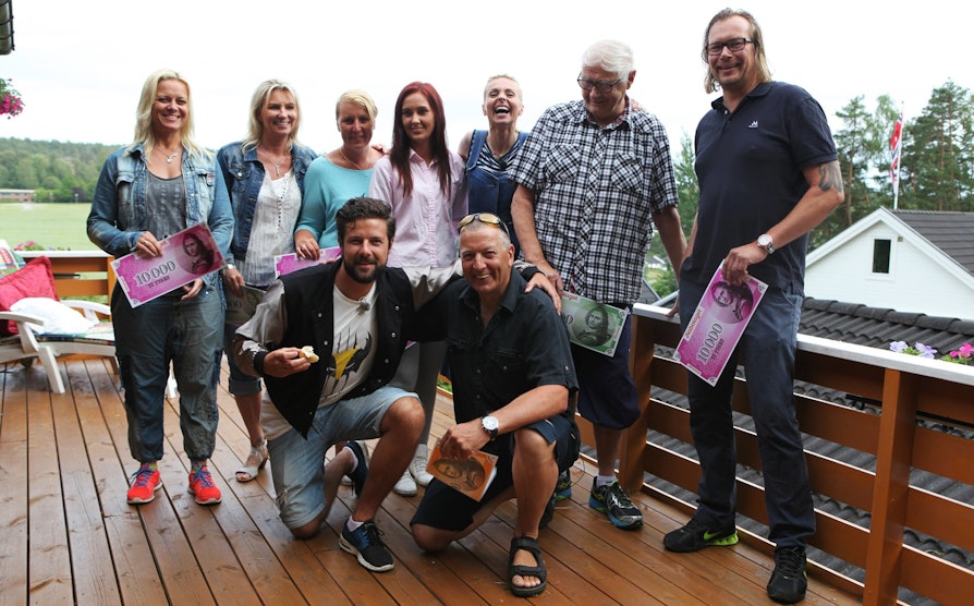 Nabolaget-fest hos hovedvinner Rolf Gunnar Edvardsen. Øverst f.v.: Judith hegge, Mona-Lise Finstad, Hilde Søberg Arnesen, Linn-Therese Vårlie Skontorp, Torstein Haugen og Sten Andre Kilevold. Foran: Didrik Solli Tangen og Rolf Gunnar Edvardsen.