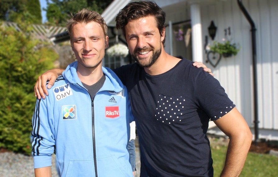Skihopper Rune Velta og Didrik Solli Tangen vikarierer som programledere i Nabolaget i sommer. Her på opptak i Askim.