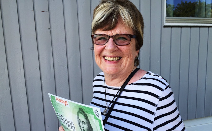 Annelise Gudmundsen (76) fra Askim vant 100.000 kroner i Nabolaget da naboen Sylvi Irene Monsen ble Nabolaget-millionær.