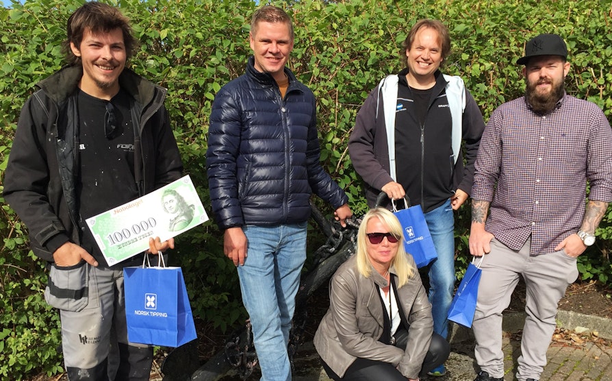 Her er de nærmeste naboene til Christoffer som vant en million. Fra venstre Tor Gunnar Ferkingstad og John Atle Jacobsen, som begge vant 100 000 kroner, og Roy Frode Haaland, Ronny Kristoffersen Mæland og Nancy Salvanes Munthe som vant 10 000 kroner i Nabolaget. På fredag treffer du gjengen i Nabolaget på TV 2 klokken 19.