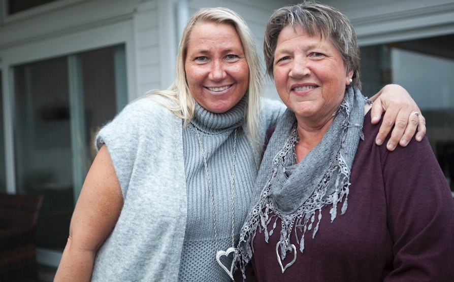 Mona Iren Fladland-Nilsen fra Rakkestad og mor Anne Karin Fladland vant begge to i Nabolaget fredag 11. september. Her på TV 2-opptak.