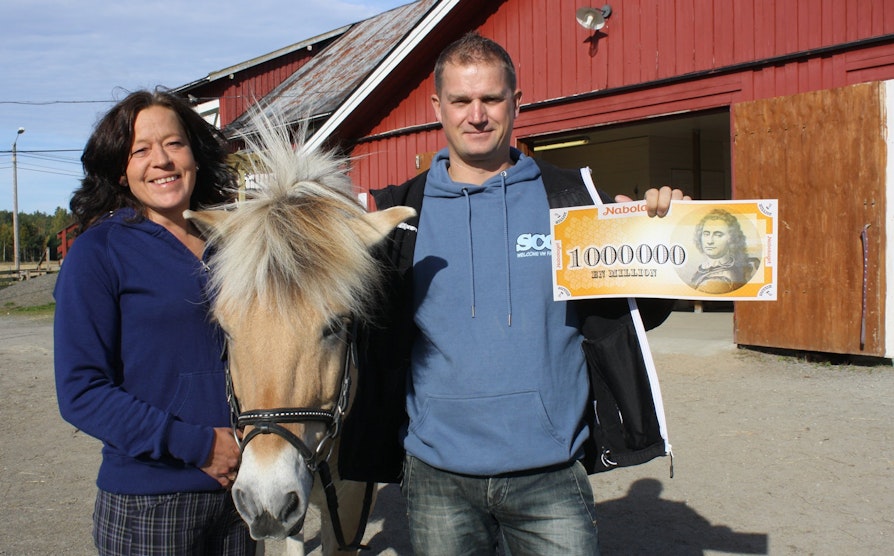 Tommy Norbeck  fra Nes i Akershus vant en million kroner i Nabolaget 25. september. Her sammen med kona Mona Rusten og hesten Børre.
