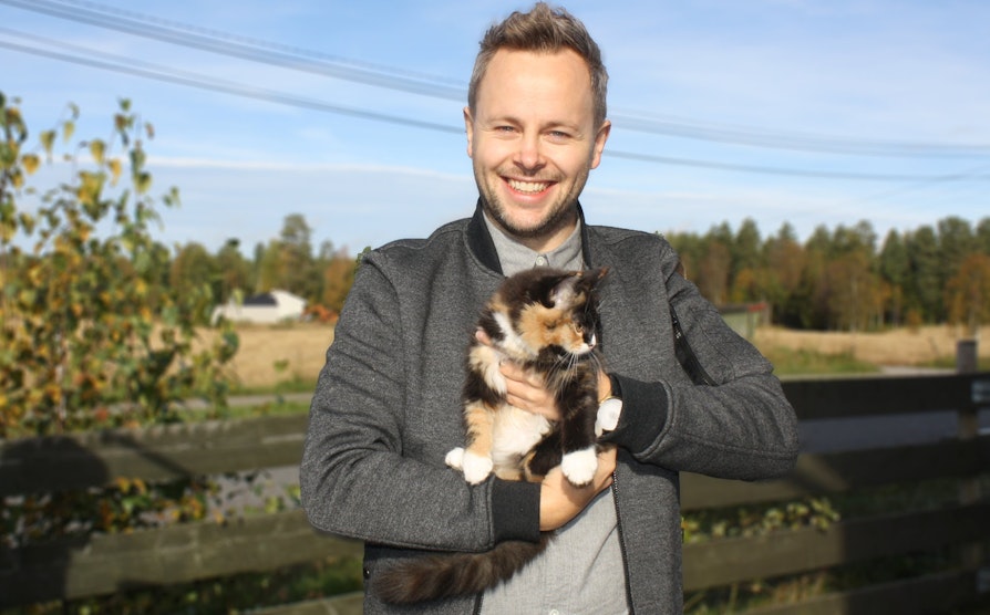 Alexander Nyhagen er ny programleder for Nabolaget. Her på TV-opptak hos Nabolaget-vinner Tommy Norbeck fra Nes i Akershus.