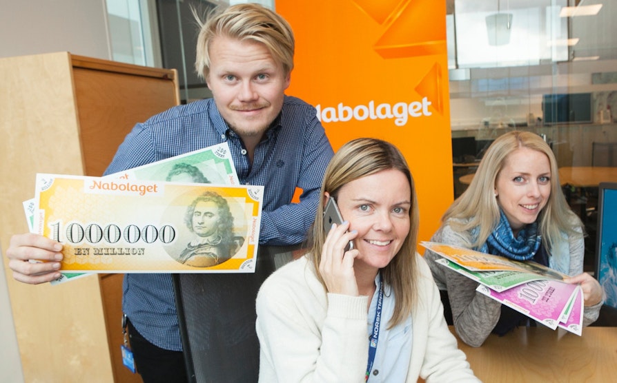 Trekningsredaktørene Christian Dybendal, Gro Synstad og Ida Glorvigen Hanstad ringer Nabolaget-vinnere på fredager.