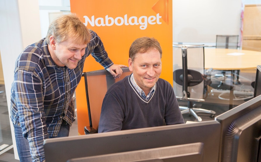 Cato Moskaug og Walther Sveum jobber som driftsansvarlige hos Norsk Tipping. De sørger for at  den tekniske delen av Nabolaget-trekningen går som den skal på fredager.